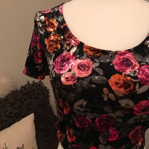 Velvet Crop Top 🖤 - Picture 4 of 7